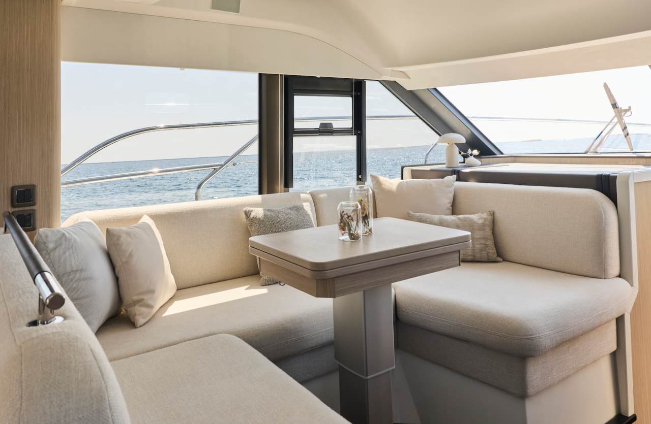 Prestige F4.3 — dinette interna